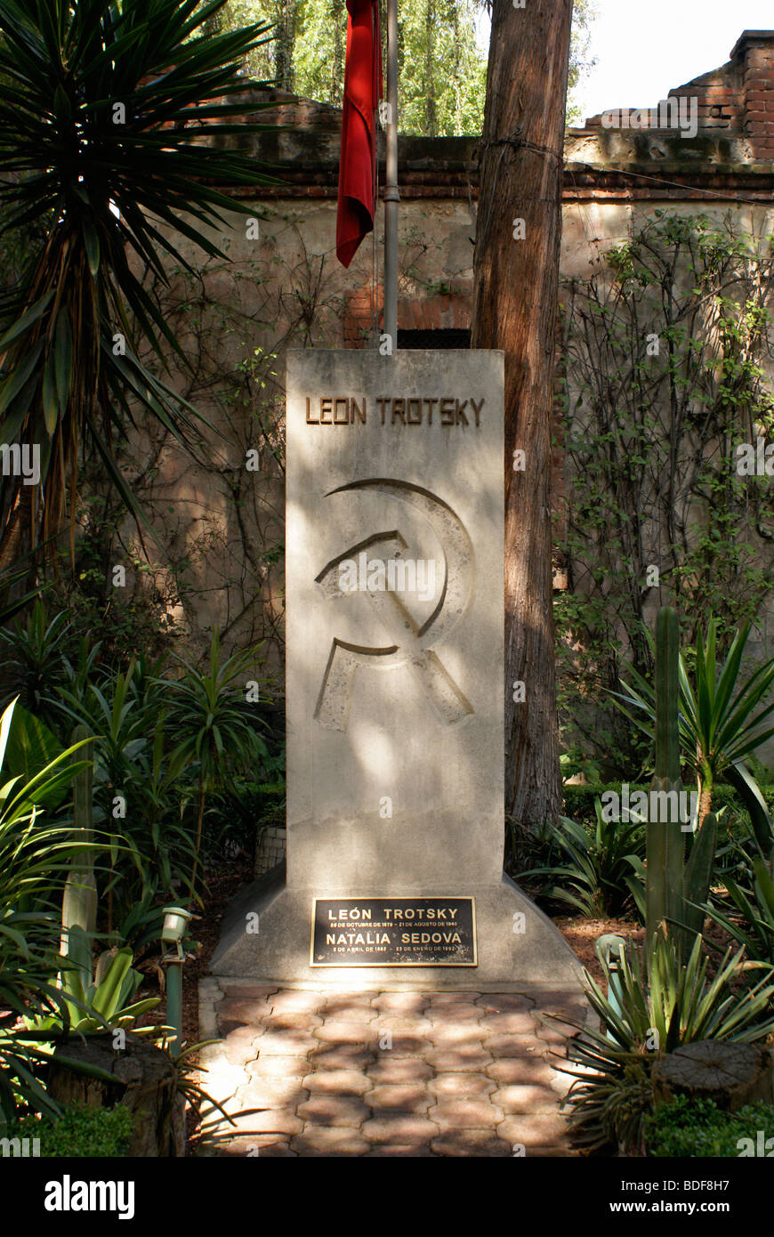 La tombe de Léon Trotsky dans le jardin de la Durit de Léon Trotsky Museum à Coyoacan, Mexico City Banque D'Images