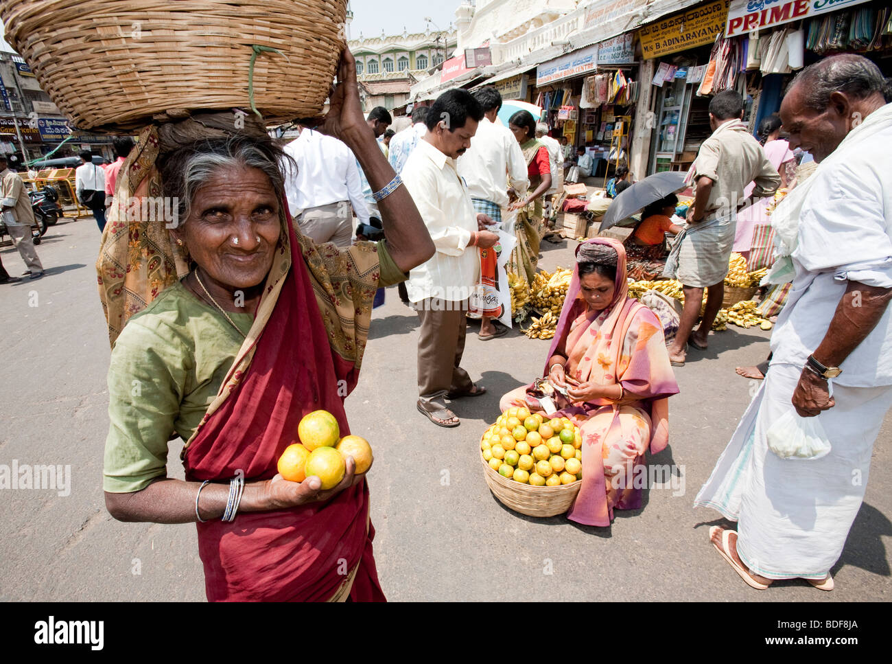 Femme vendant des oranges en dehors de Devaraja Market de l'État du Karnataka Mysore Inde Banque D'Images