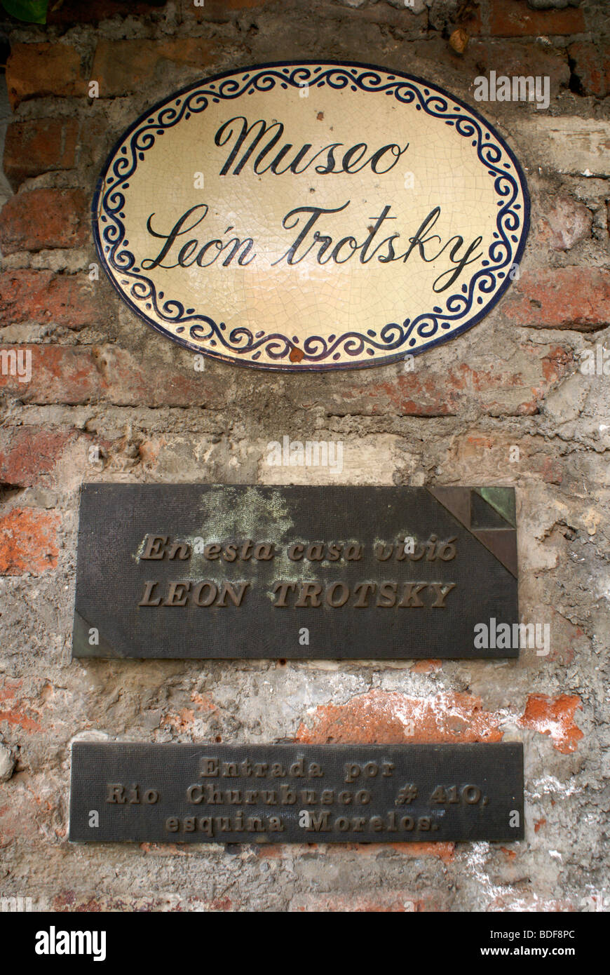 Plaque sur les murs extérieurs du Musée Casa de Leon Trotsky ou Musée de la maison de Léon Trotsky à Coyoacan, Mexico Banque D'Images
