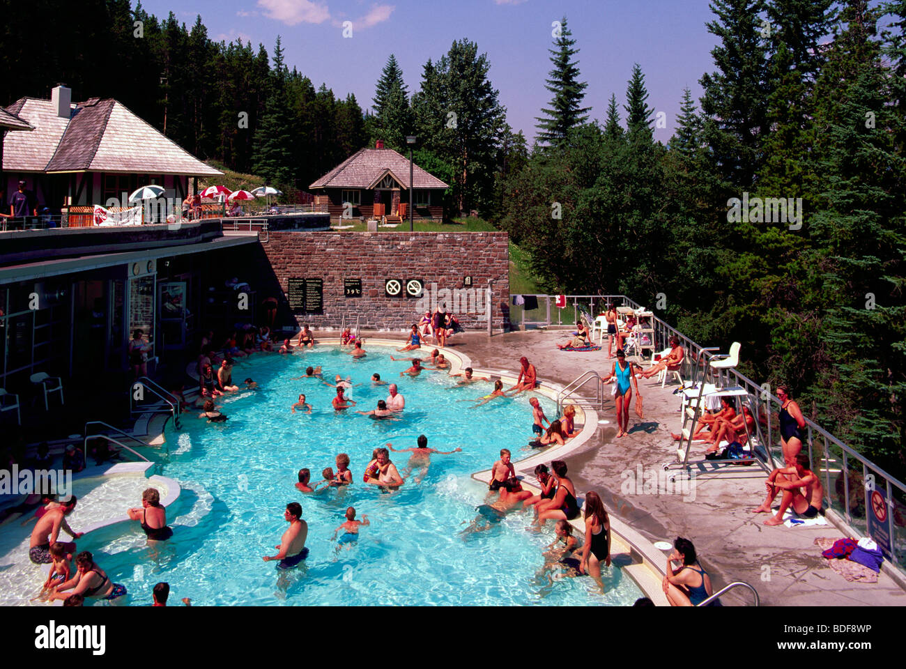 Banff Upper Hot Springs Pool minéral dans le parc national de Banff dans les Rocheuses canadiennes Alberta Canada pour l'été Banque D'Images