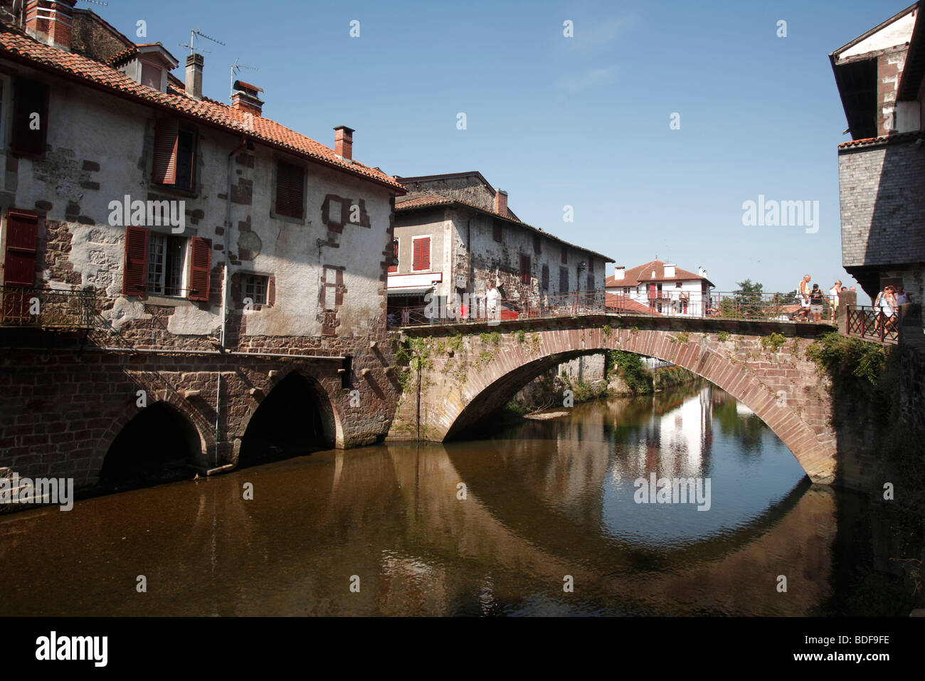 Le pont médiéval sur la rivière Nive à St Jean Pied de Port dans le sud-ouest de la France Banque D'Images