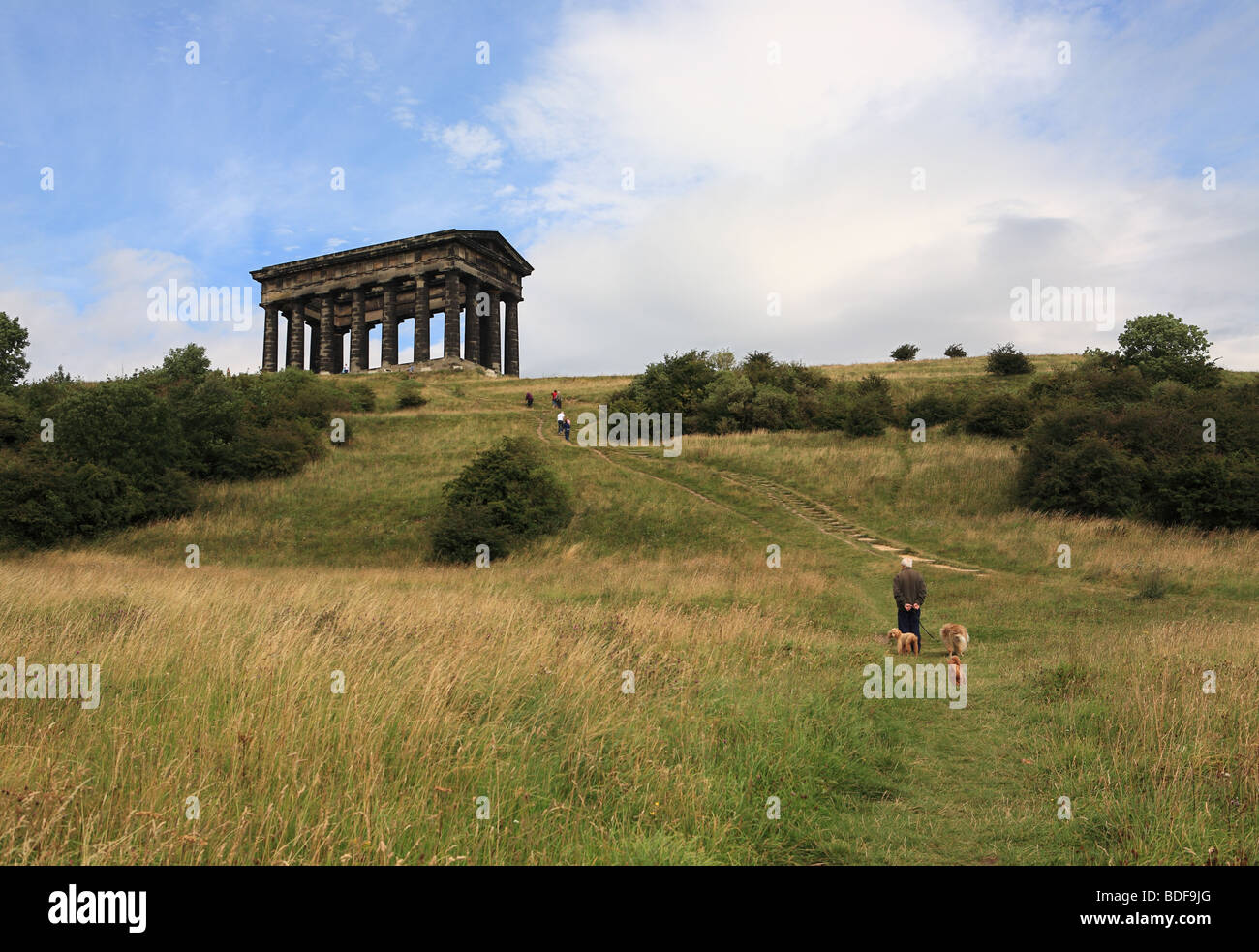 En montant à l'homme Penshaw Monument avec chiens, North East England, UK Banque D'Images