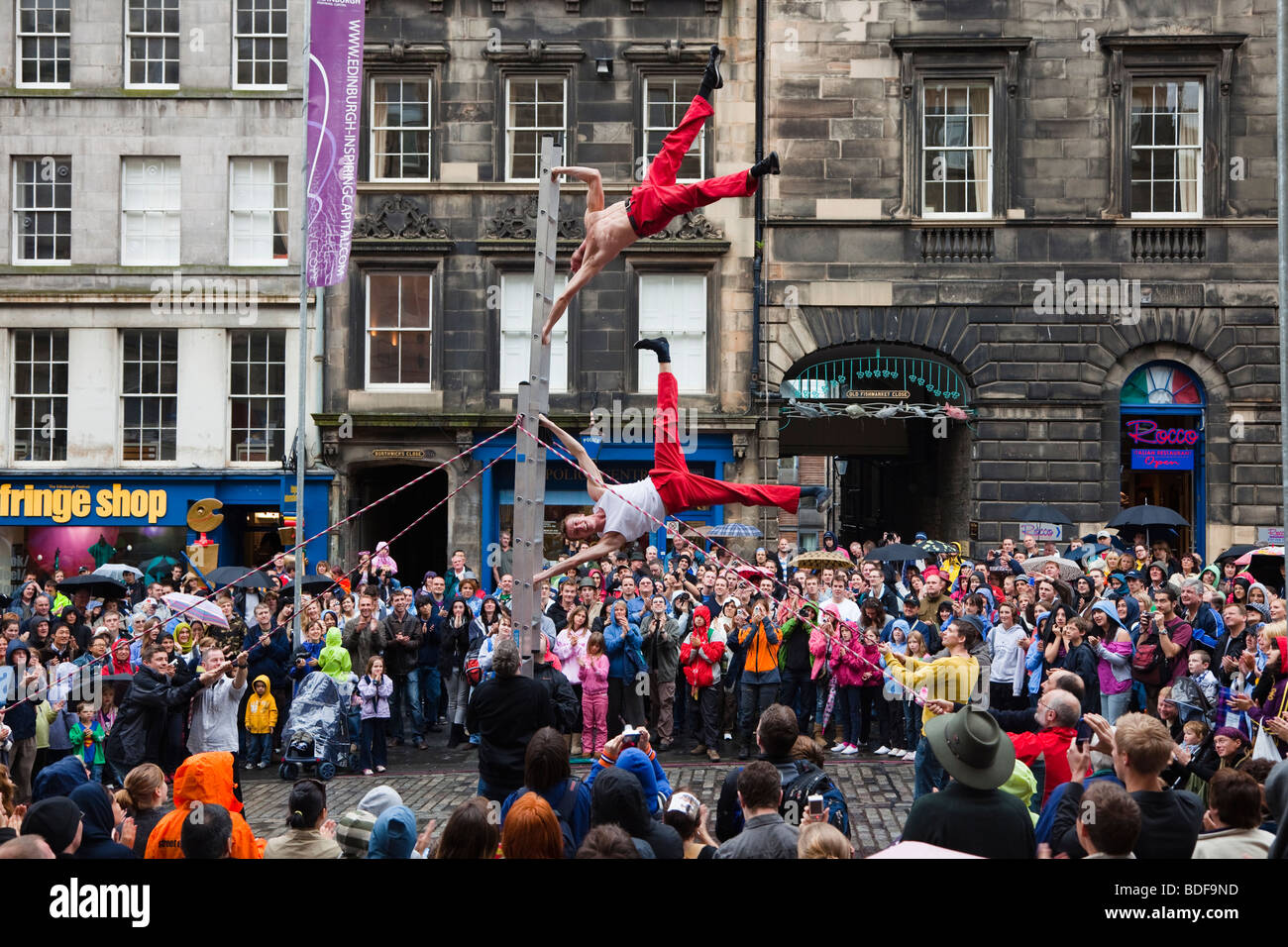 Les acrobates sur Royal Mile, High Street, au Fringe Festival d'Édimbourg Banque D'Images