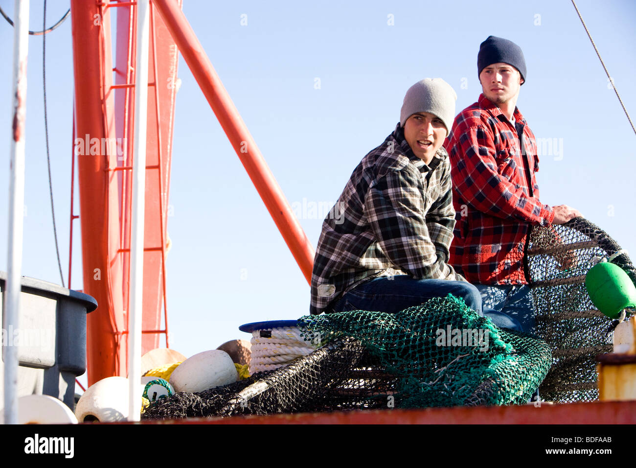 Les jeunes pêcheurs de plaid shirts avec des filets de pêche à la voile Banque D'Images