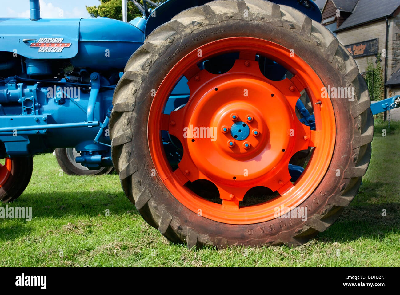 Une roue d'orange d'un tracteur Fordson Power Major Banque D'Images