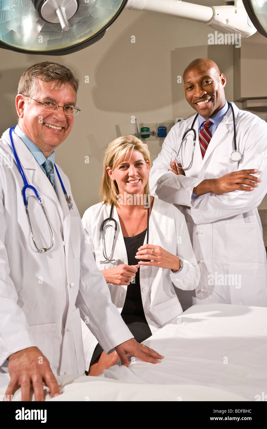 Portrait de médecins à l'hôpital avec feux chirurgicale Banque D'Images
