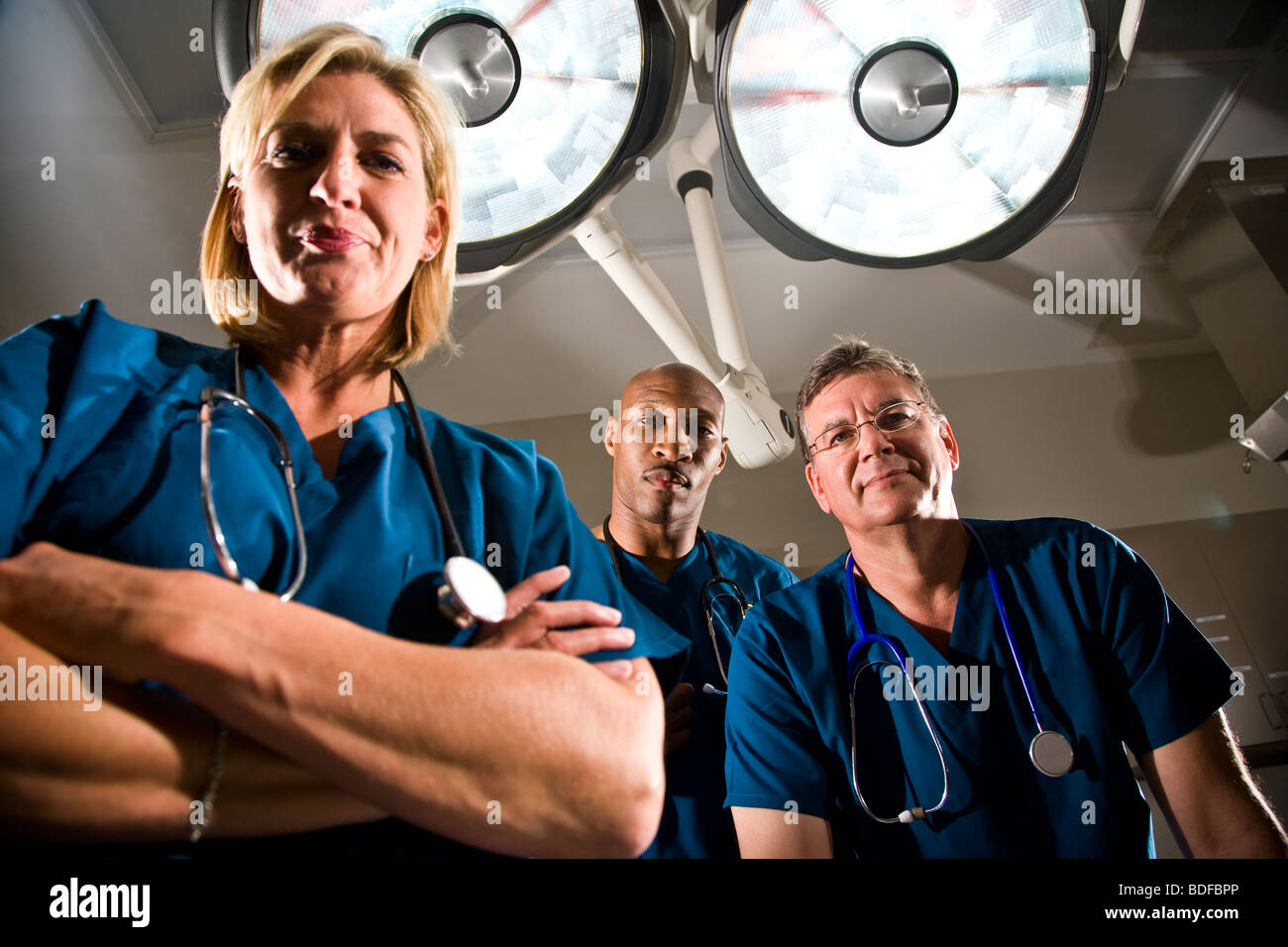 Chirurgiens en salle d'opération Banque D'Images