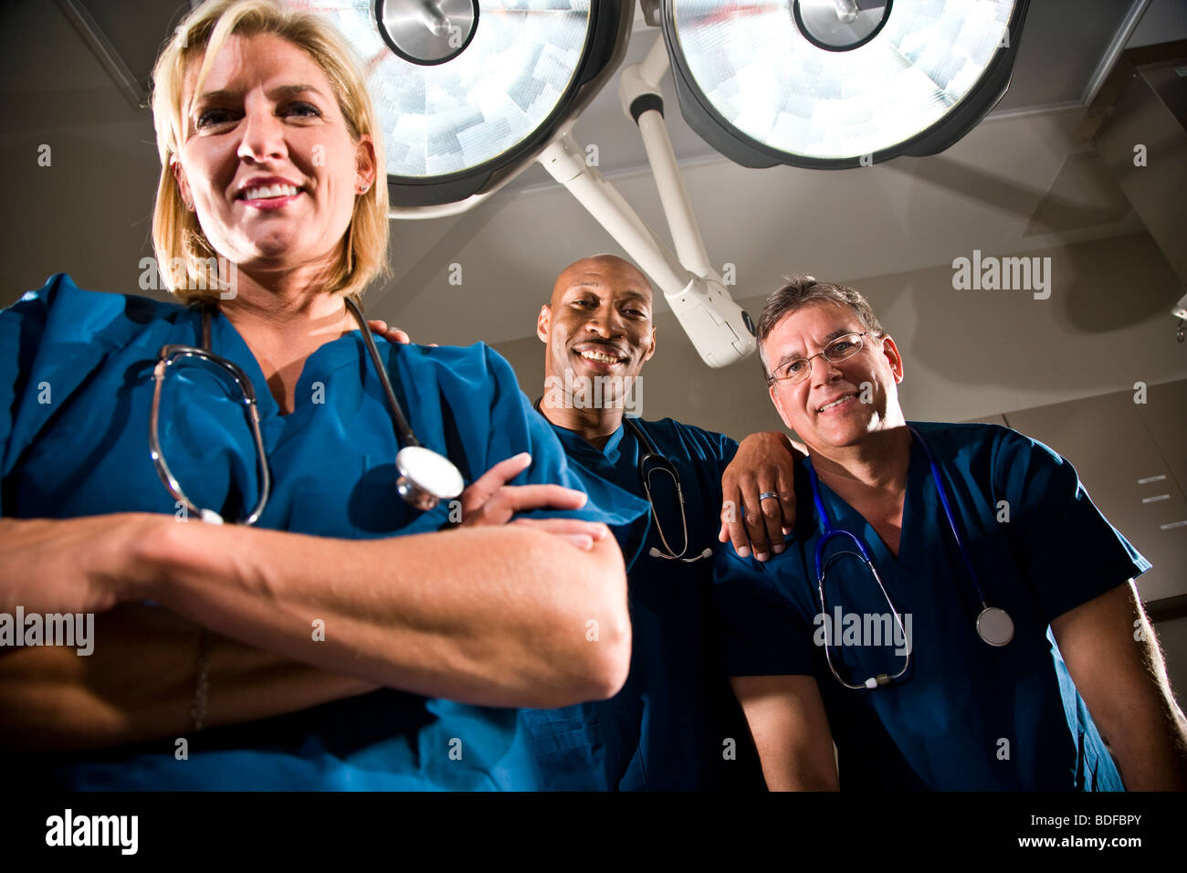 Chirurgiens en salle d'opération Banque D'Images