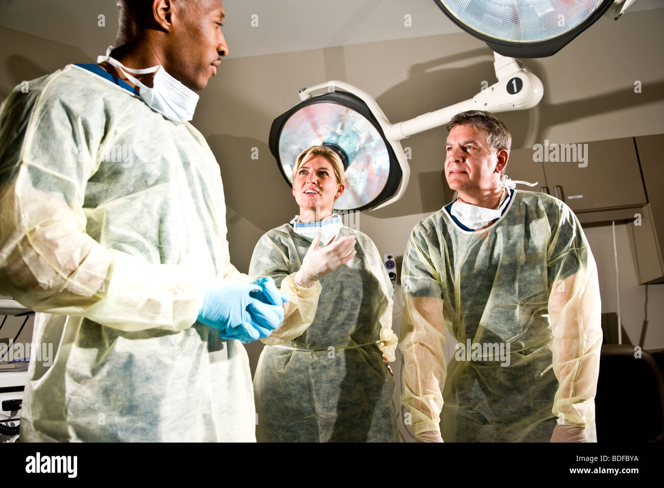 Chirurgiens conversant après procédure médicale Banque D'Images