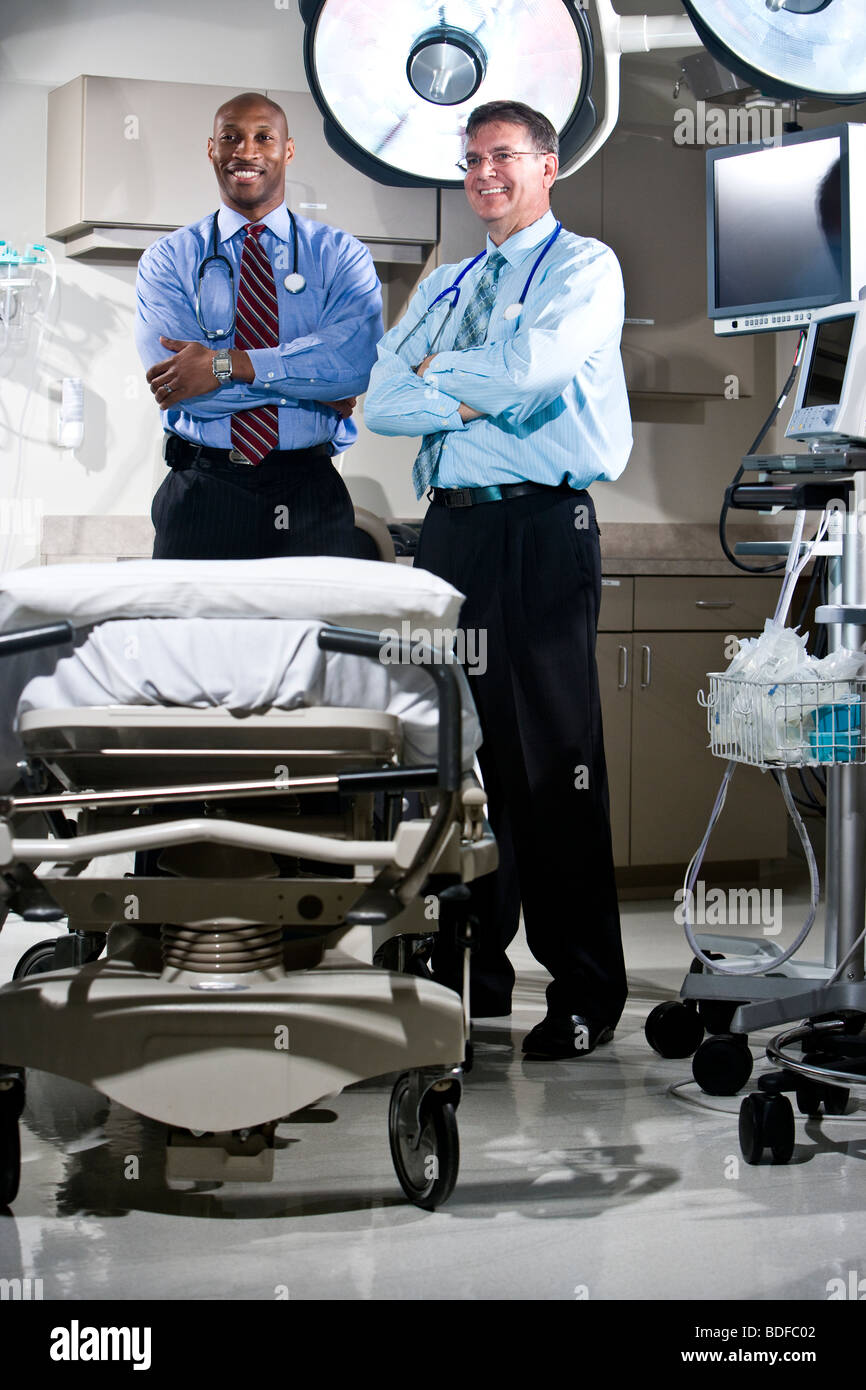 Les médecins multi-ethnique à l'hôpital salle d'examen Banque D'Images