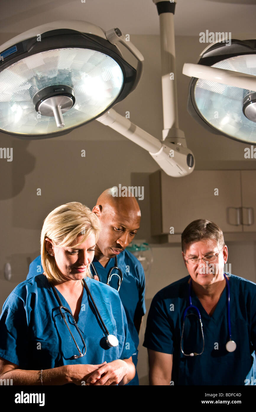 Close up of multi-ethnic doctors in blue scrubs Banque D'Images