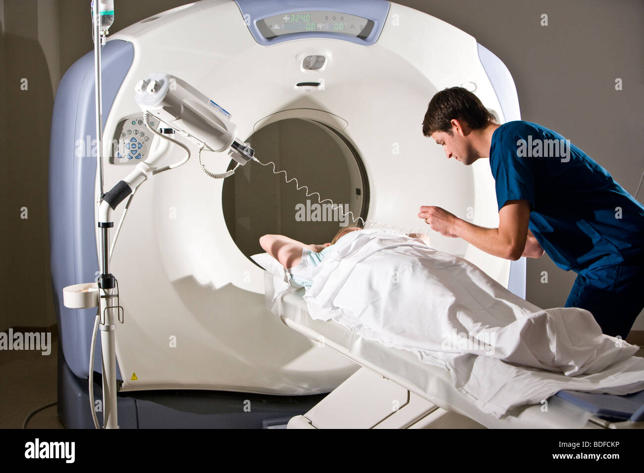 Travailleur de la santé préparation patient pour CAT scan Banque D'Images