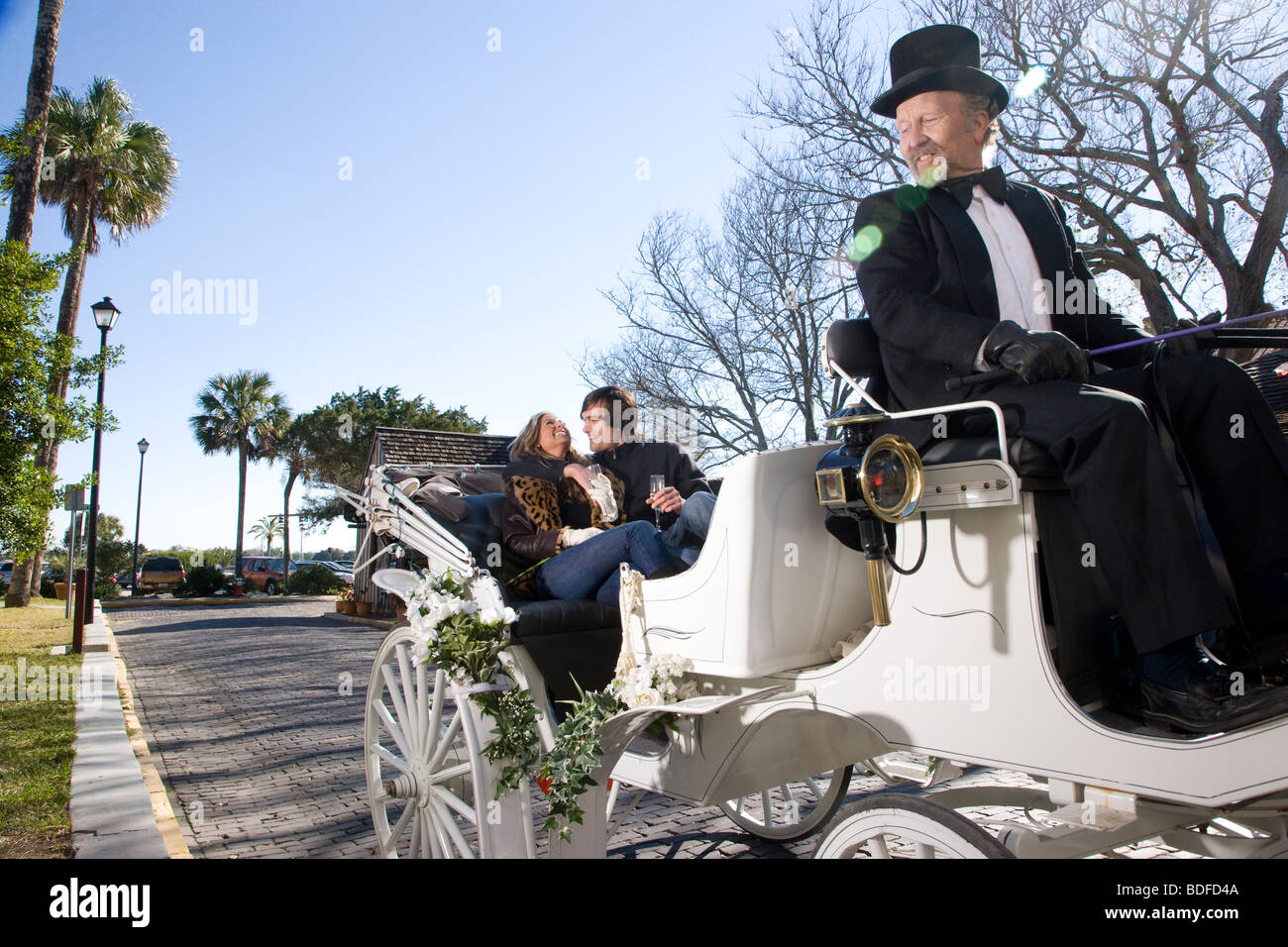 Jeune couple riding en calèche Banque D'Images