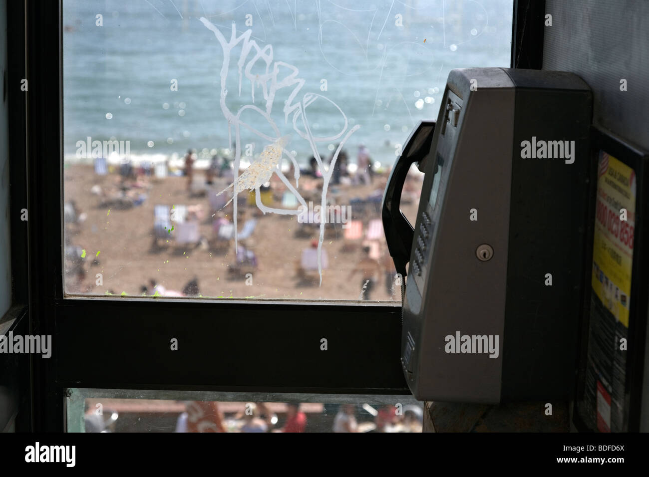 Un téléphone public sur la promenade de Brighton, Angleterre Banque D'Images