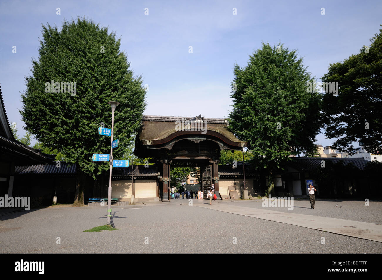 La porte secondaire. Higashi Hongan-ji. Le protocole de Kyoto. Kansai. Le Japon Banque D'Images