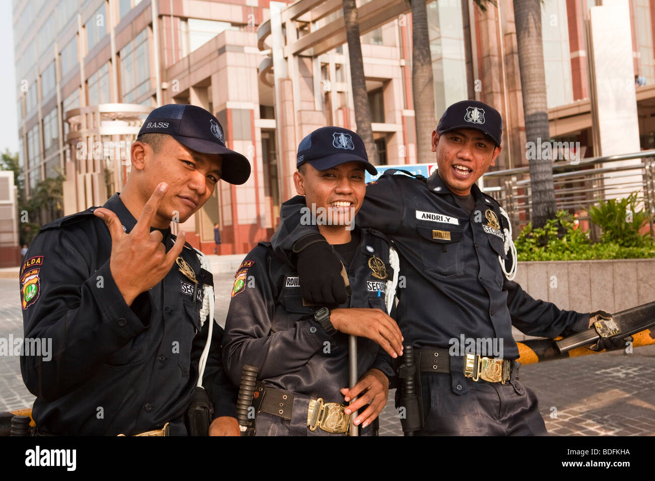 L'Indonésie, Java, Jakarta, Jalan Thamrin, Plaza Bll Menara office complex, les gardes de sécurité après l'attentat terroriste de 2009 Banque D'Images
