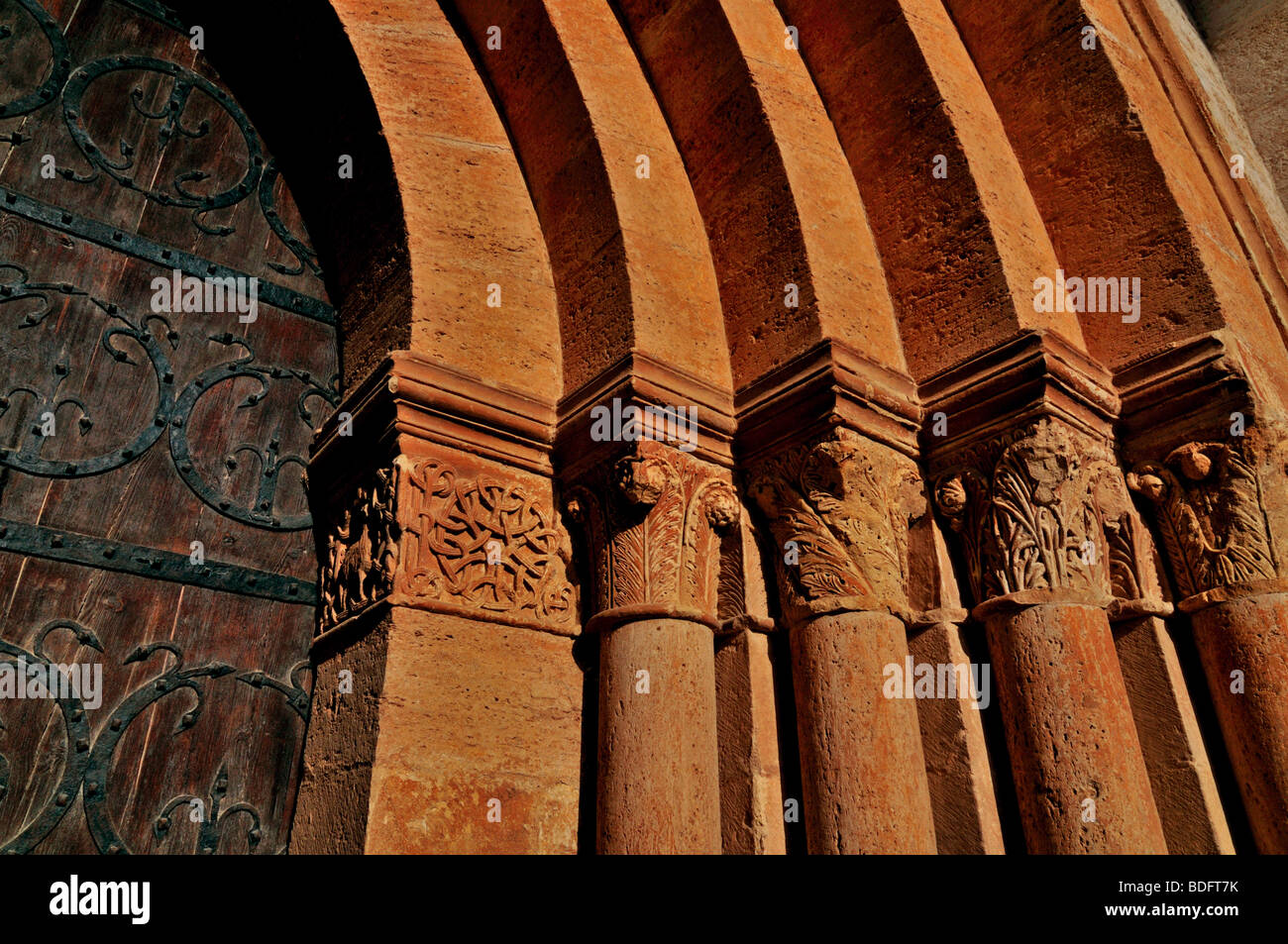 L'Espagne, Saint James Way : Porte de la monastère roman Irache en Navarra Banque D'Images