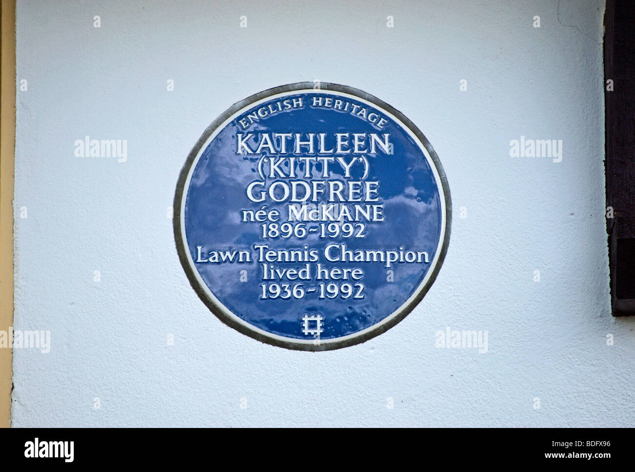 English Heritage blue plaque marquant une ancienne maison de womens champion de tennis sur gazon kathleen 'kitty' godfree, East Sheen, Londres Banque D'Images