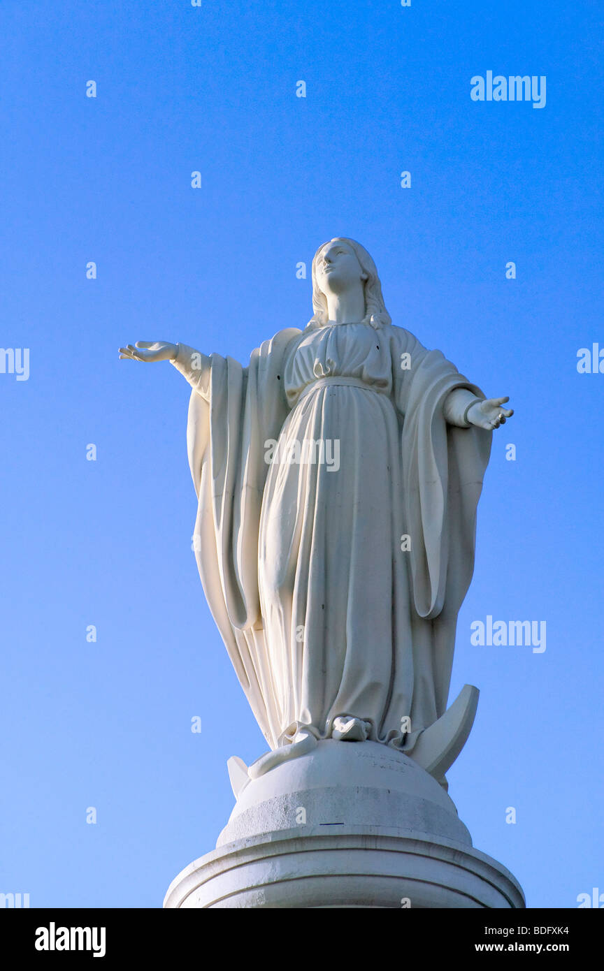 118 pieds de statue de la Vierge Marie sur la colline de San Cristobal, Santiago, Chili Banque D'Images