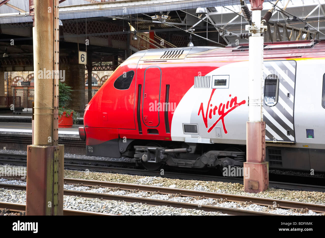 Virgin train à la gare de Crewe Banque D'Images