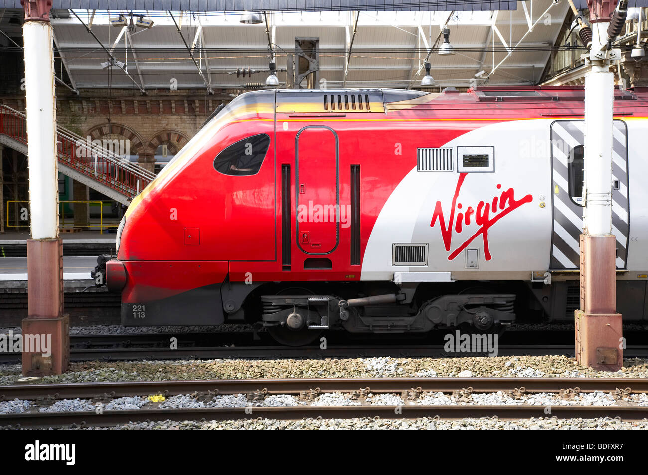 Virgin train à la gare de Crewe Banque D'Images