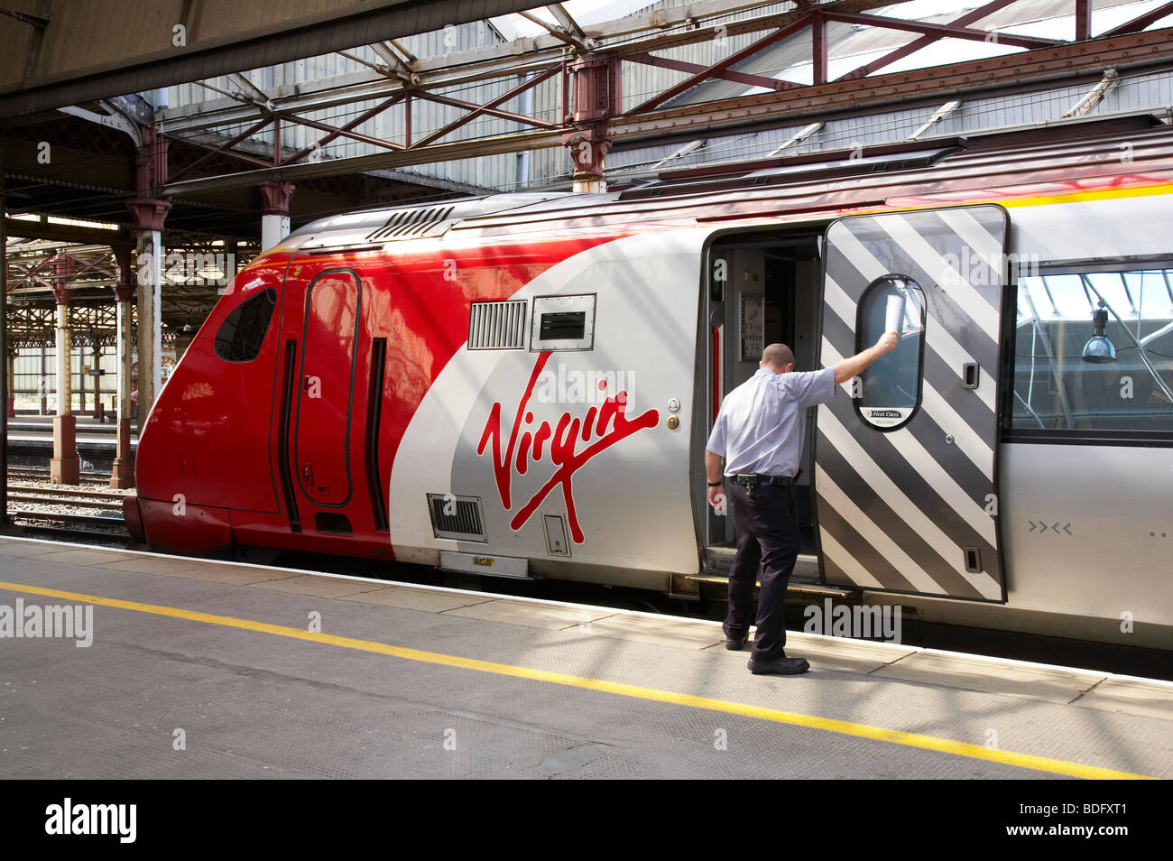 Allez-y signal donné pour Virgin train à la gare de Crewe Banque D'Images