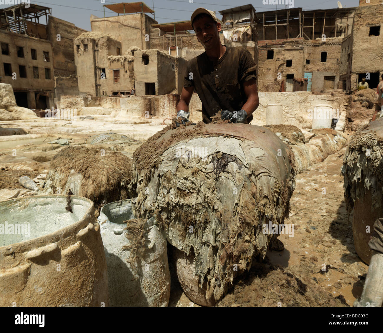 Travailleur dans un souk tannerie à la Médina de Fes/Fez est photographié le 19 août 2009, au Maroc, en Afrique du Nord. Banque D'Images