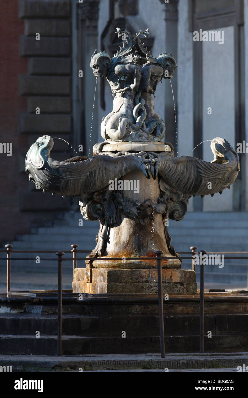 Fontaine sur la Piazza della maniériste Santissima Annunziata. Florence, Italie. Banque D'Images