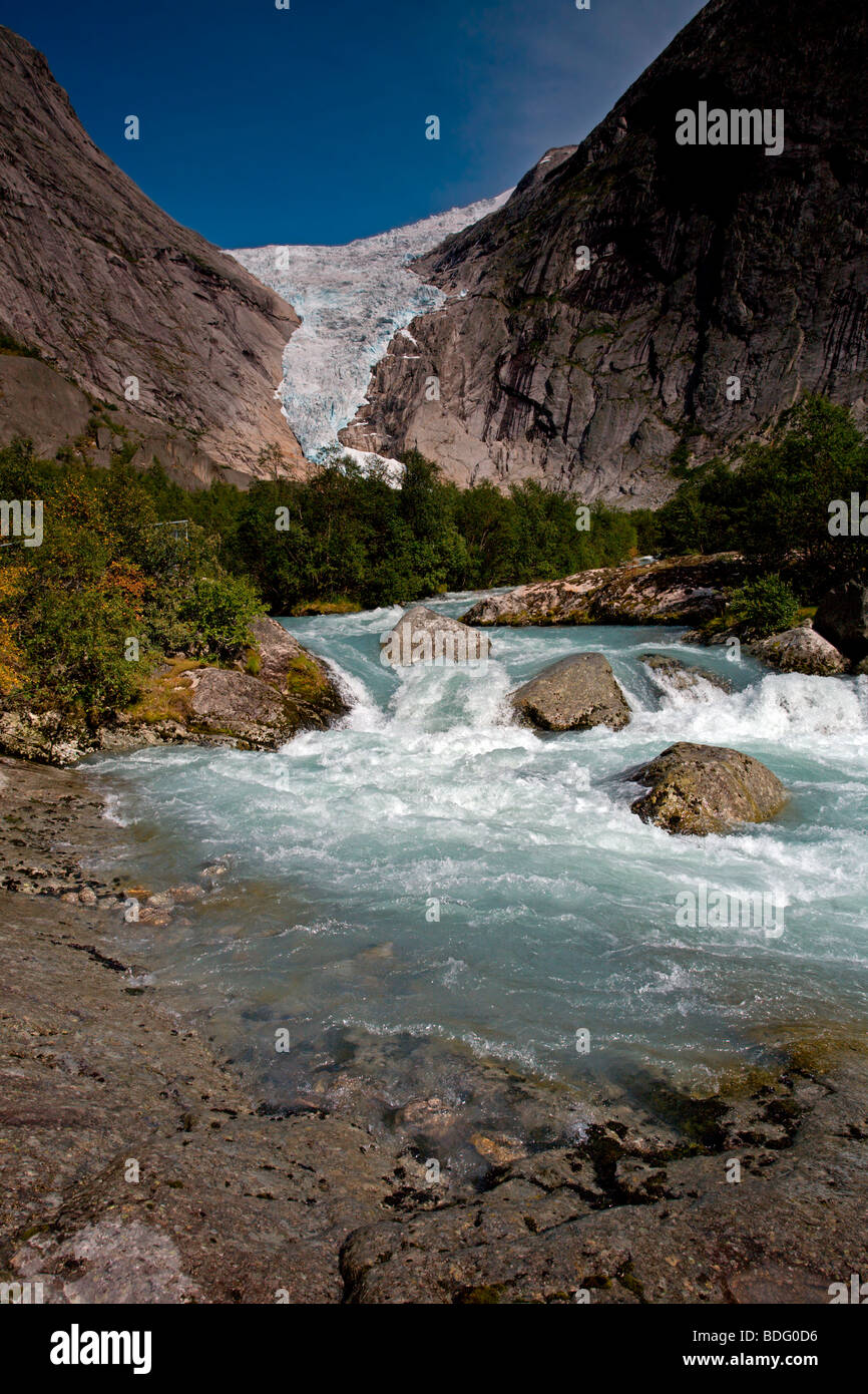 Le Parc National de Jostedalsbreen : le Glacier Briksdal et eaux de fusion Banque D'Images