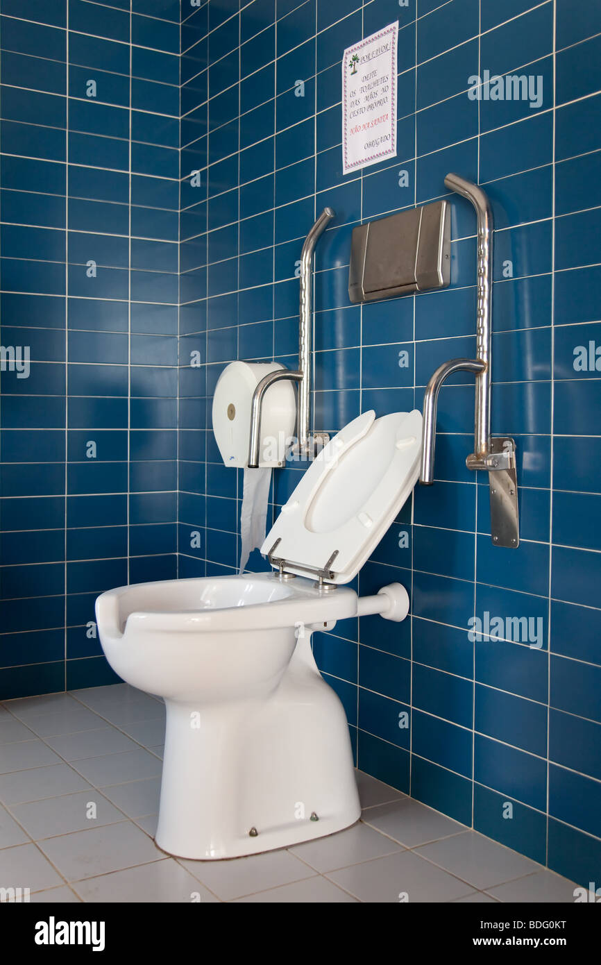 Handicap toilet Banque de photographies et d'images à haute résolution -  Alamy