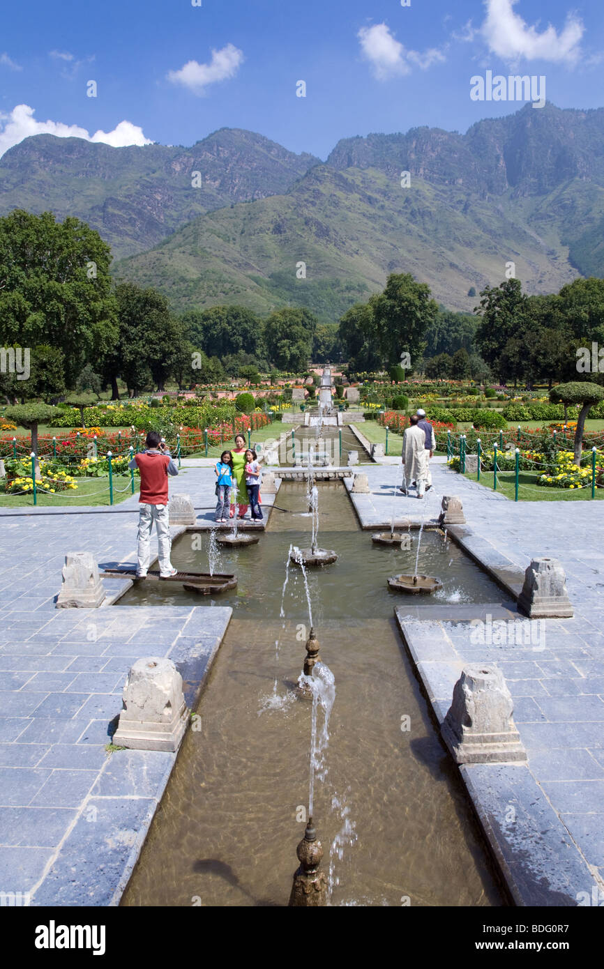 Nishat Jardin Moghol. Srinagar. Le cachemire. L'Inde Banque D'Images