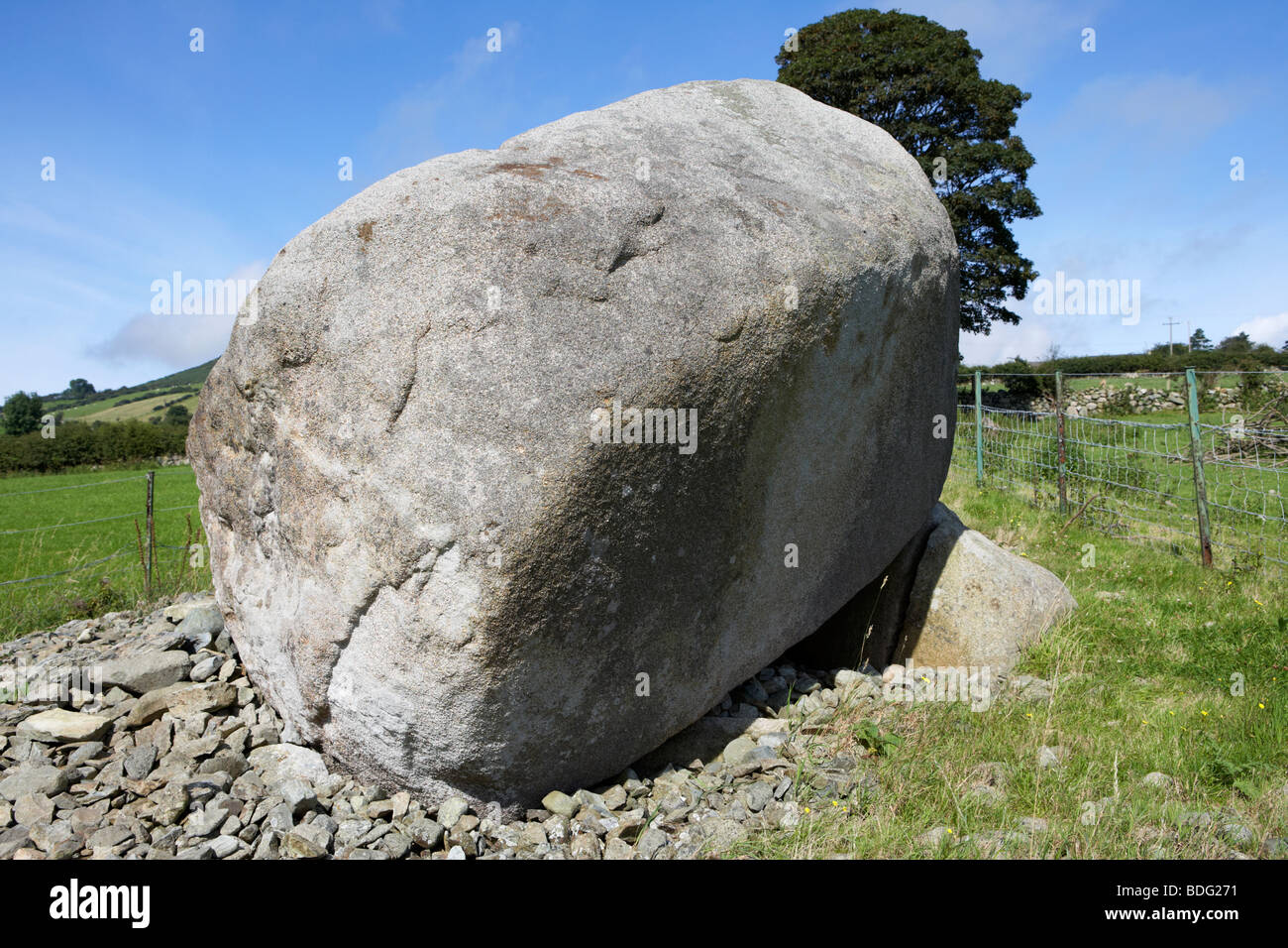 Kilfeaghan dolmen cour Tombe préhistorique avec son énorme capstone en granit estimée à 40 tonnes Banque D'Images