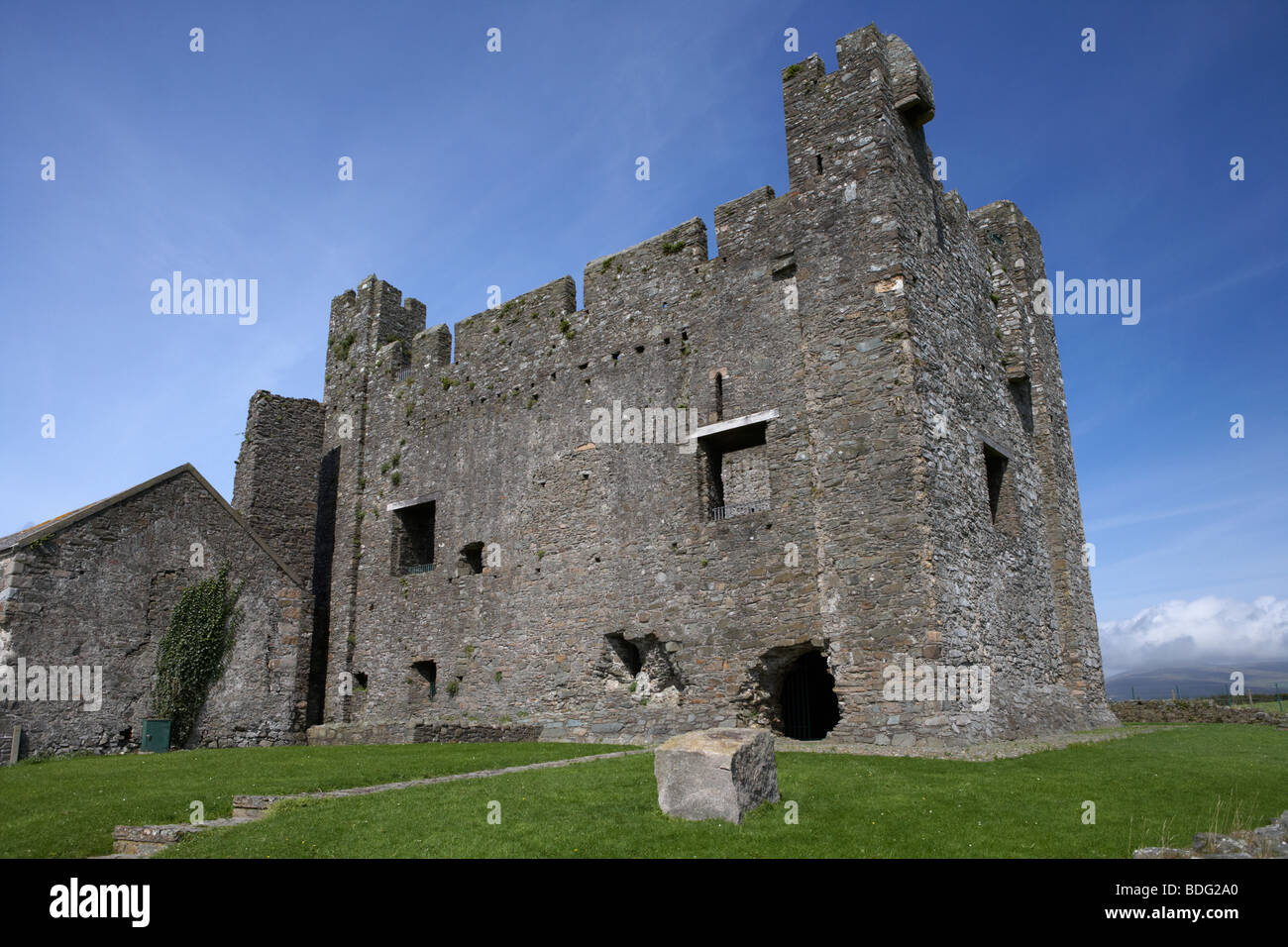 13e siècle greencastle château royal construit par Hugh de Lacy pour garder l'entrée de Carlingford Lough Banque D'Images