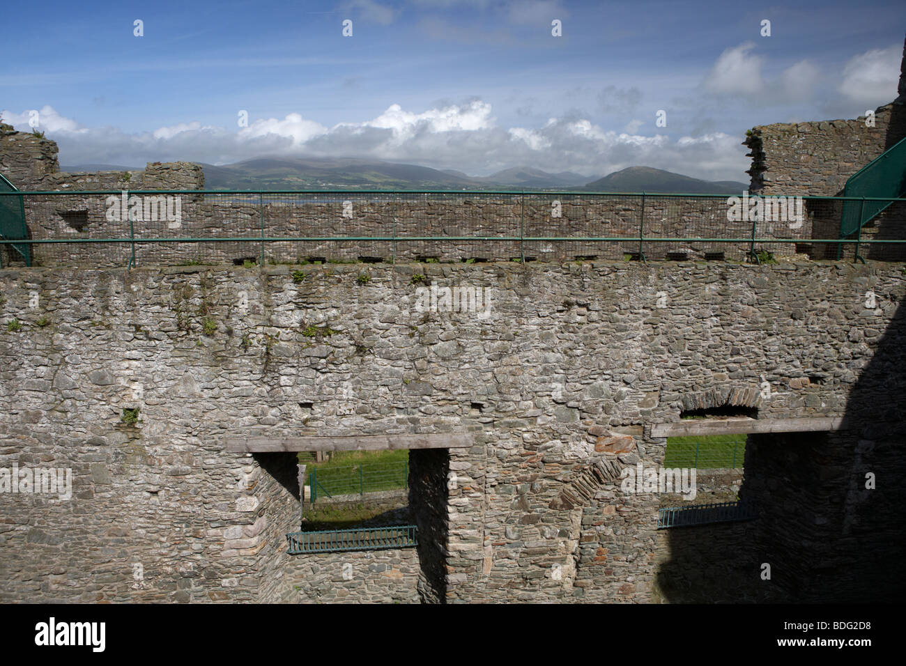 Vue depuis le 13ème siècle les murs intérieurs de greencastle château royal construit par Hugh de Lacy Banque D'Images