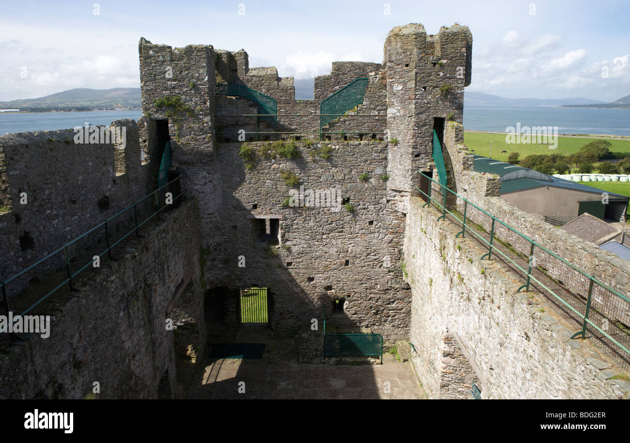 Vue depuis le 13ème siècle les murs intérieurs de greencastle château royal construit par Hugh de Lacy Banque D'Images