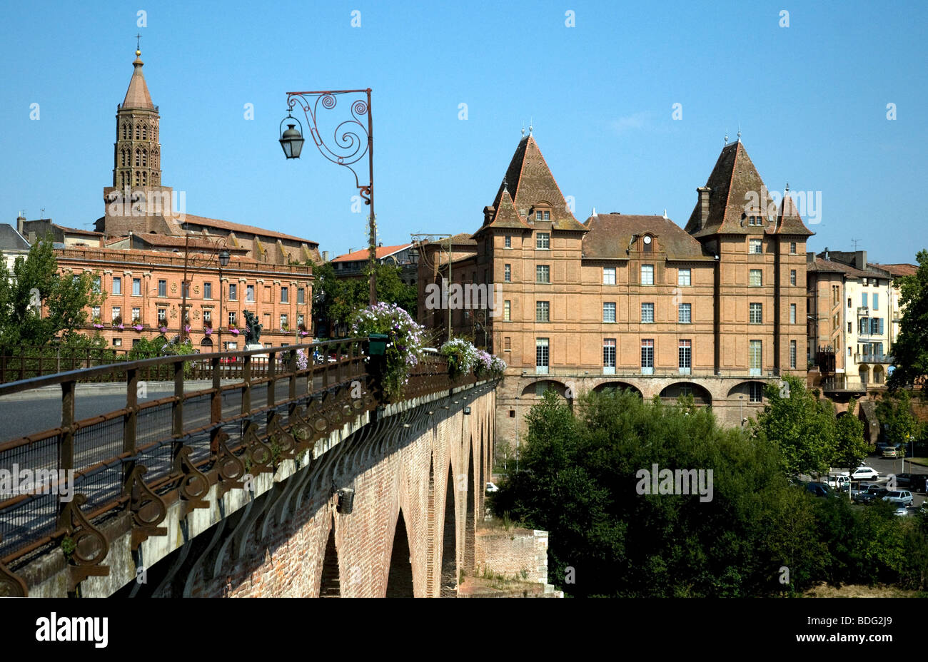 Musée Ingres de Montauban, à droite, avec tour de l'église St.jacques