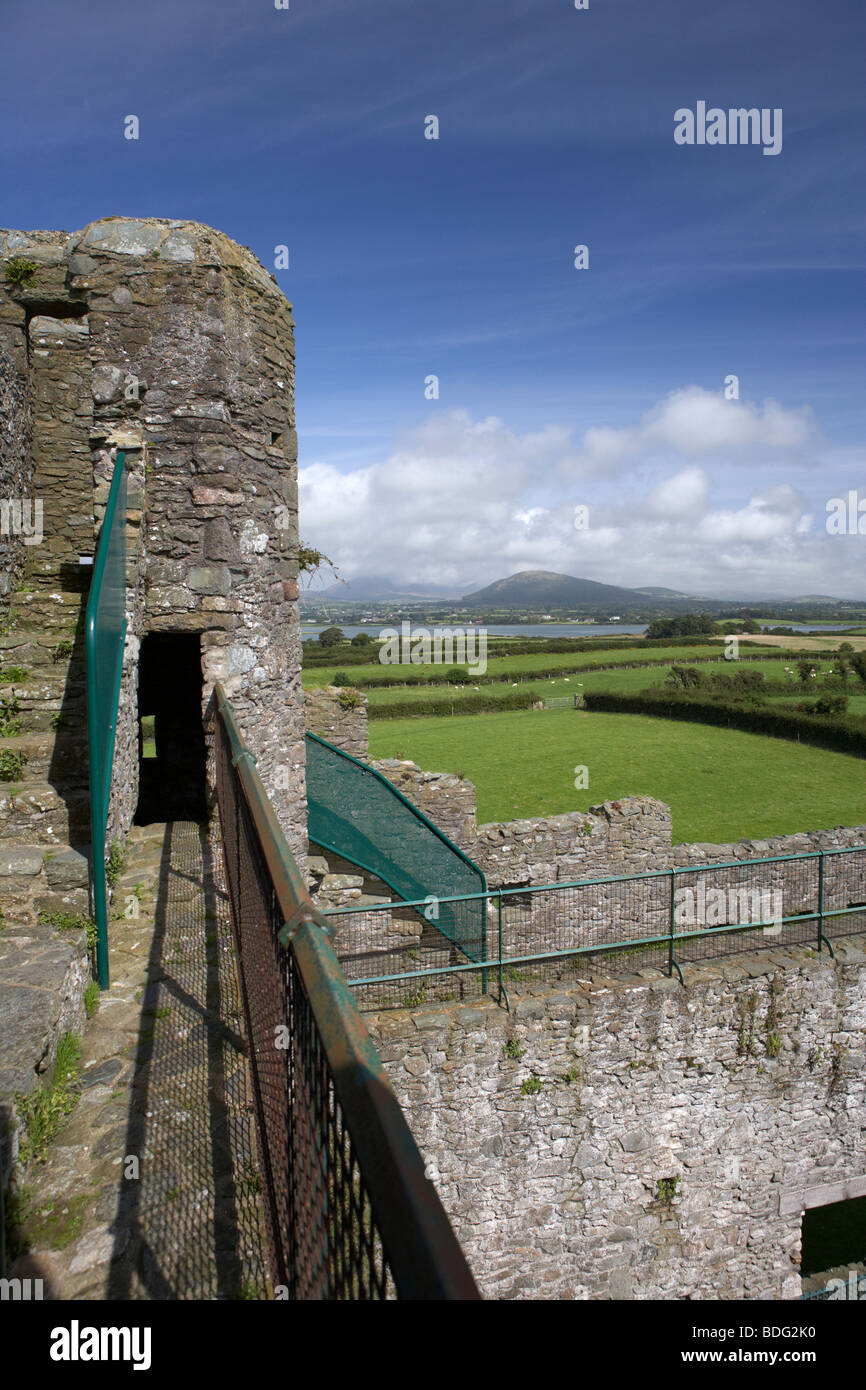 Vue depuis le 13ème siècle les murs intérieurs de greencastle château royal construit par Hugh de Lacy pour garder l'entrée de Carlingford Banque D'Images