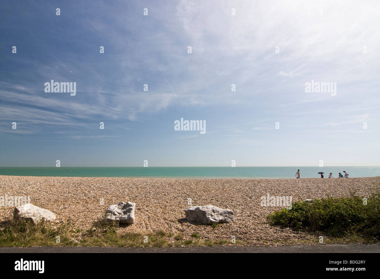 Les gens se détendre sur une chaude journée d'été sur la plage de Kingsdown nr Traiter Kent. Banque D'Images