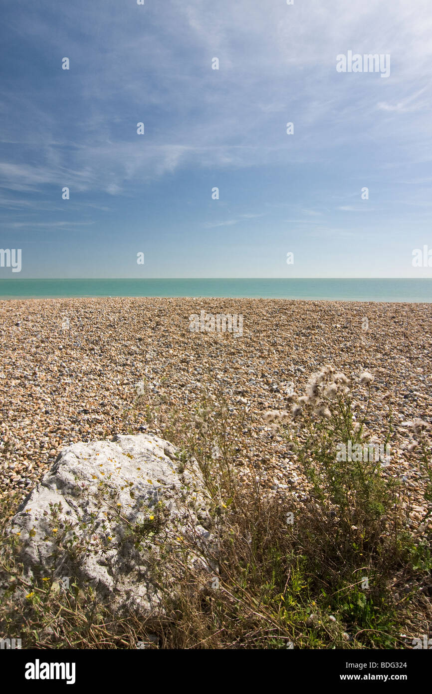 La plage sur une chaude journée d'été, la plage de Kingsdown nr Traiter Kent. Banque D'Images