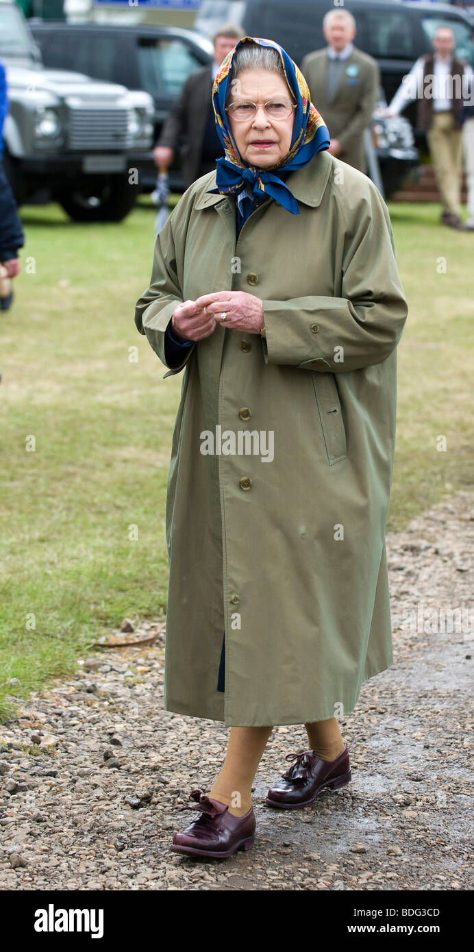 Sa Majesté la Reine Elizabeth II habillé de manière informelle lors de l'Assemblée Windsor Horse Show Banque D'Images