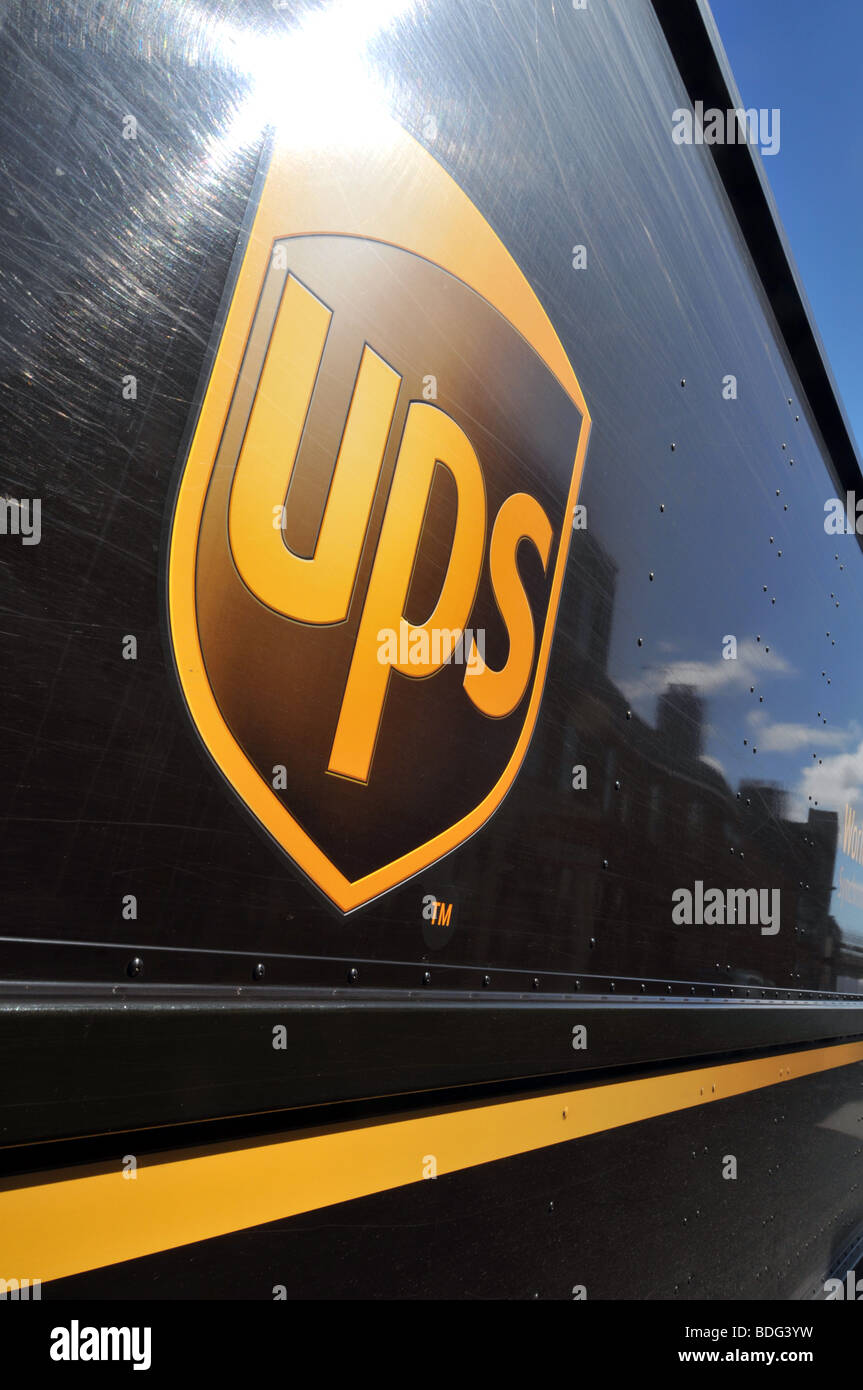 Service de livraison d'UPS logo sur chariot Banque D'Images