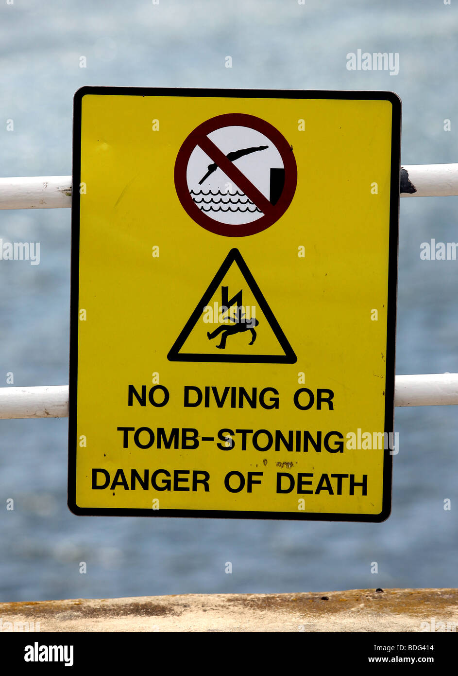Photo par Mark Passmore. 20/08/2009 Un signe d'avertissement de danger de mort par lapidation ou plongée tomb-spoted par les conseils scolaires en plongée Banque D'Images