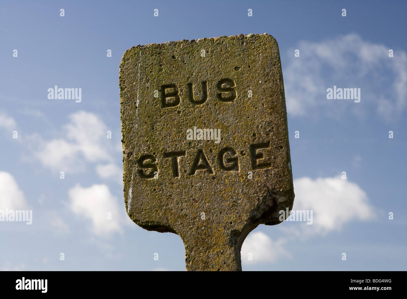 L'Irlande du béton transports routiers (1926-1930) bus stage stop road sign against blue sky Banque D'Images