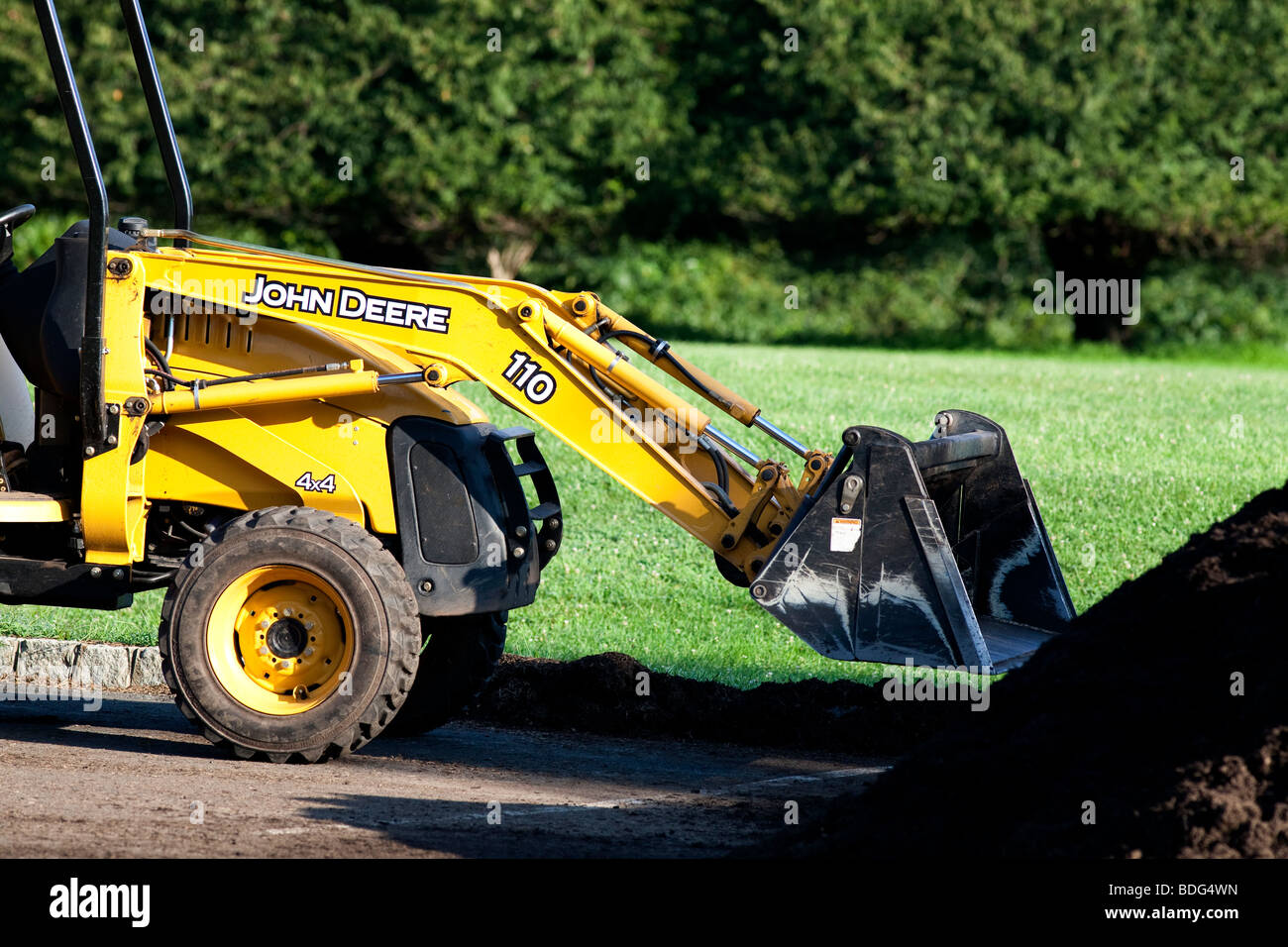 Déménagement mulch avec un tracteur John Deere et véhicule utilitaire. Banque D'Images