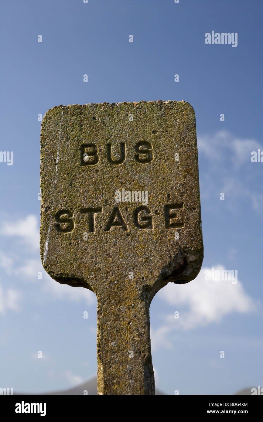 L'Irlande du béton transports routiers (1926-1930) bus stage stop road sign against blue sky Banque D'Images