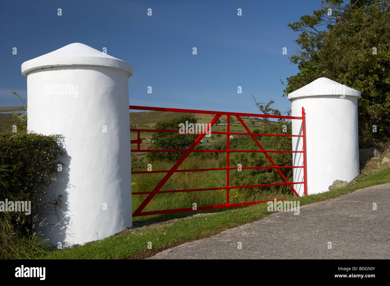 Piliers en pierre traditionnel blanc domaine agricole sur une ferme à l'entrée du comté rural de l'Irlande du Nord, Royaume-Uni Banque D'Images