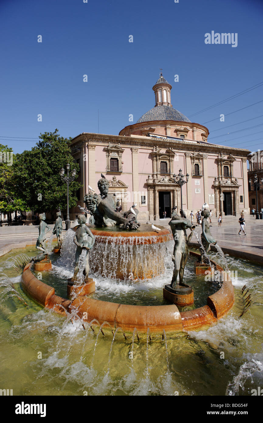 Fontaine en face de la cathédrale (la seu) sur la place de la Vierge. Valence. Espagne Banque D'Images