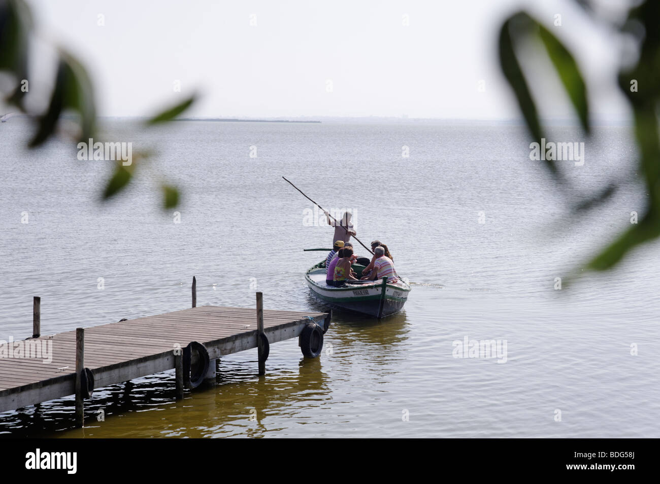 En bateau les visiteurs de l'ensemble de l''Albufera lake (parc naturel de l'Albufera de Valence). Valence. Espagne Banque D'Images