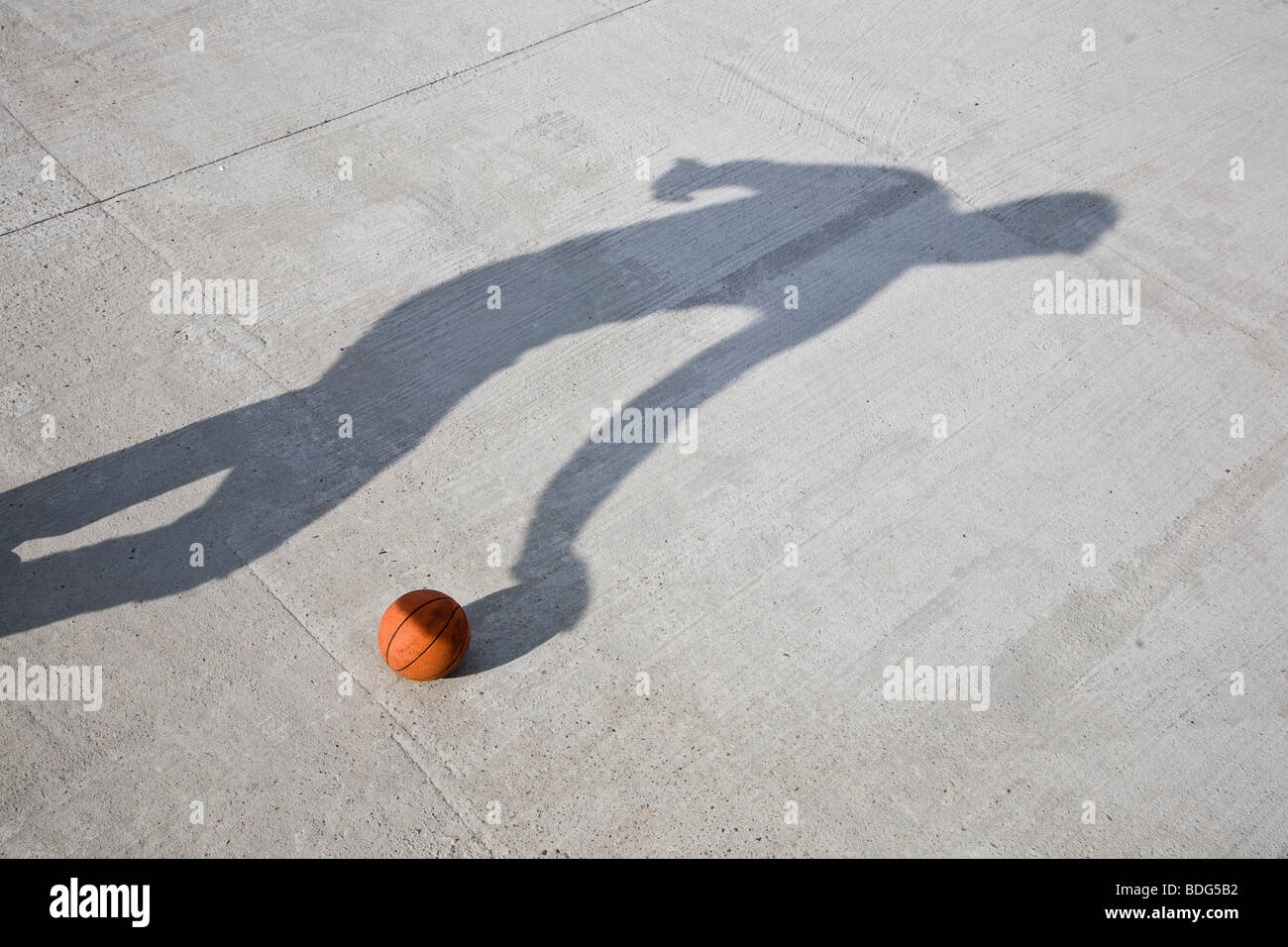 Jouer au basket-ball de l'ombre Banque D'Images