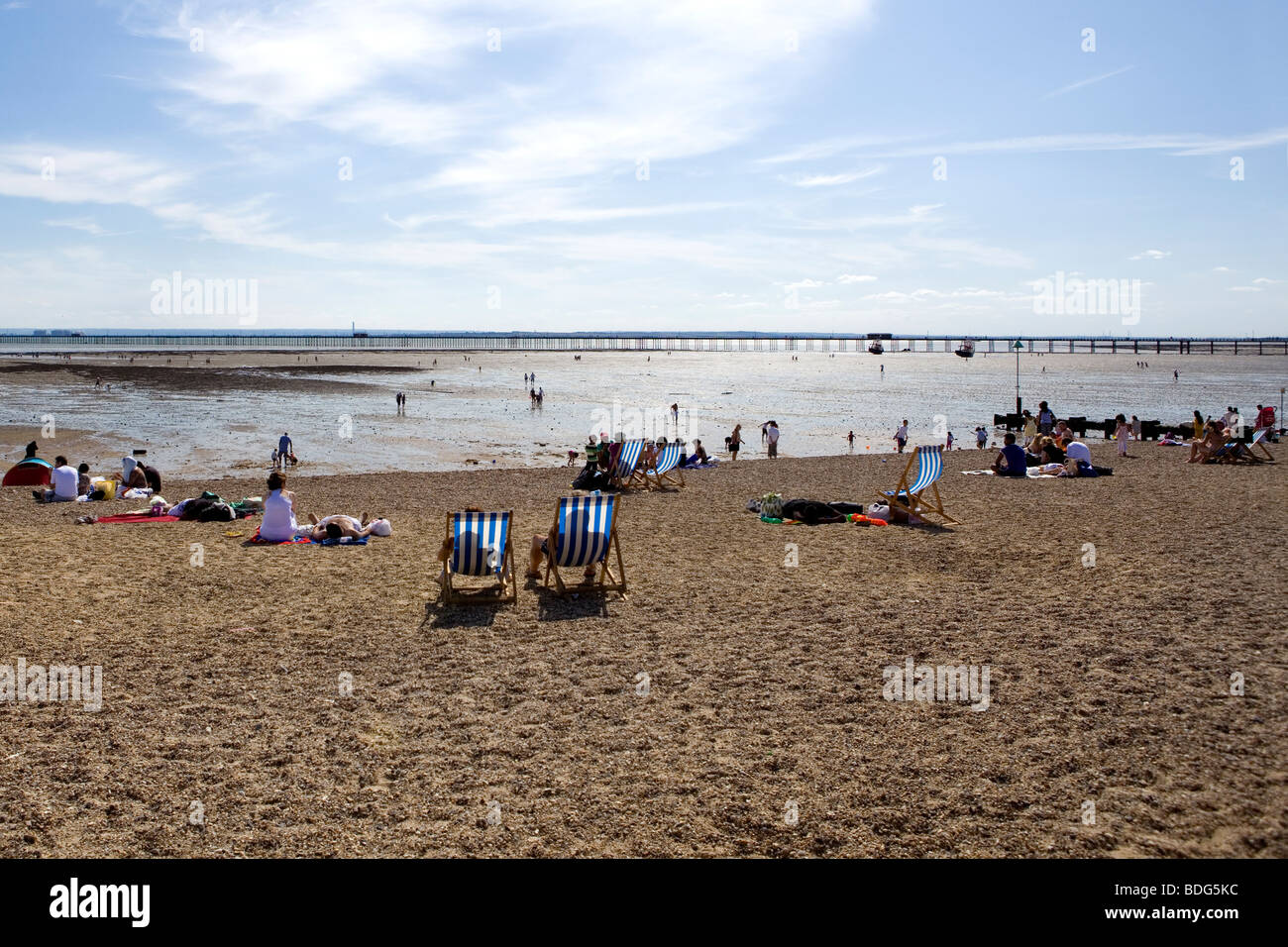 Personnes bronzer et profiter de la plage Banque D'Images